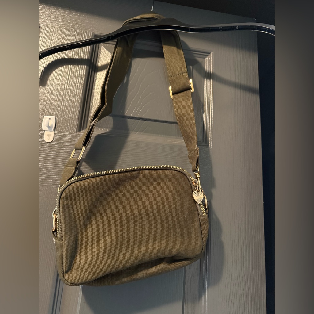 Brand New Fashion Statement Green Crossbody Bag